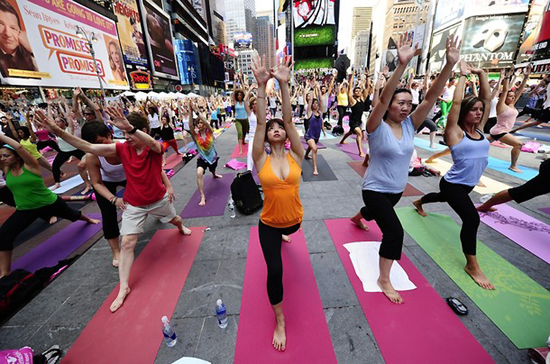 Массовая йога на Таймс-сквер