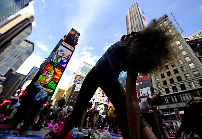 Фотография: Массовая йога на Таймс-сквер №4 - BigPicture.ru