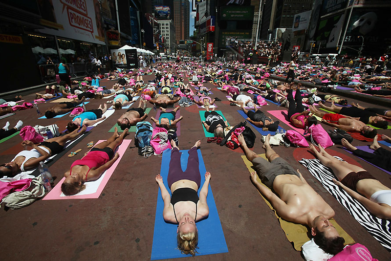Фотография: Массовая йога на Таймс-сквер №5 - BigPicture.ru