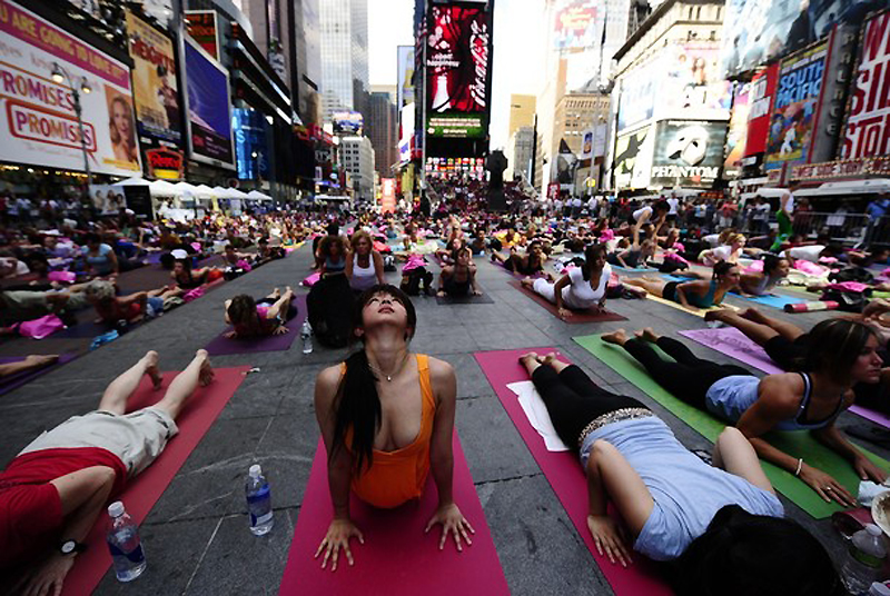 Фотография: Массовая йога на Таймс-сквер №6 - BigPicture.ru