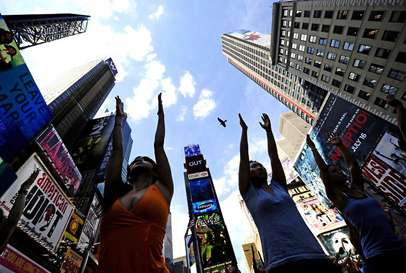 Фотография: Массовая йога на Таймс-сквер №7 - BigPicture.ru