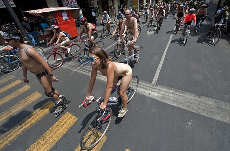 Фотография: Голый заезд на велосипедах в Мехико №9 - BigPicture.ru