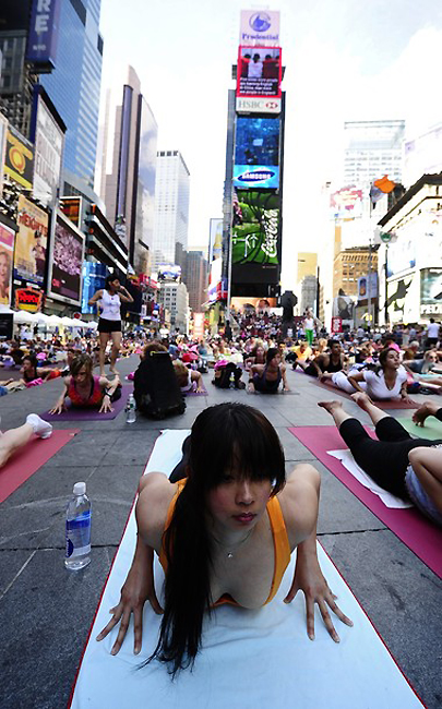 Фотография: Массовая йога на Таймс-сквер №9 - BigPicture.ru