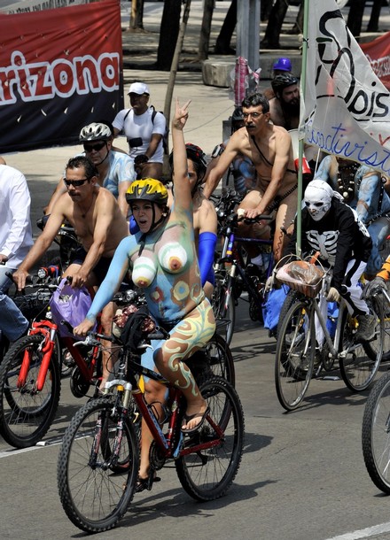 Фотография: Голый заезд на велосипедах в Мехико №10 - BigPicture.ru