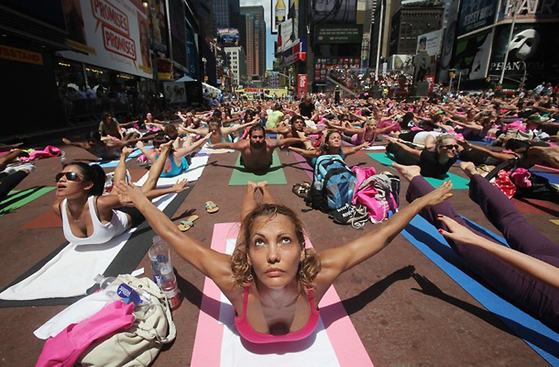 Фотография: Массовая йога на Таймс-сквер №10 - BigPicture.ru