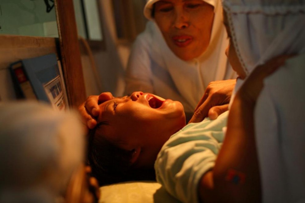 Фотография: Обрезание девочек в Индонезии №10 - BigPicture.ru