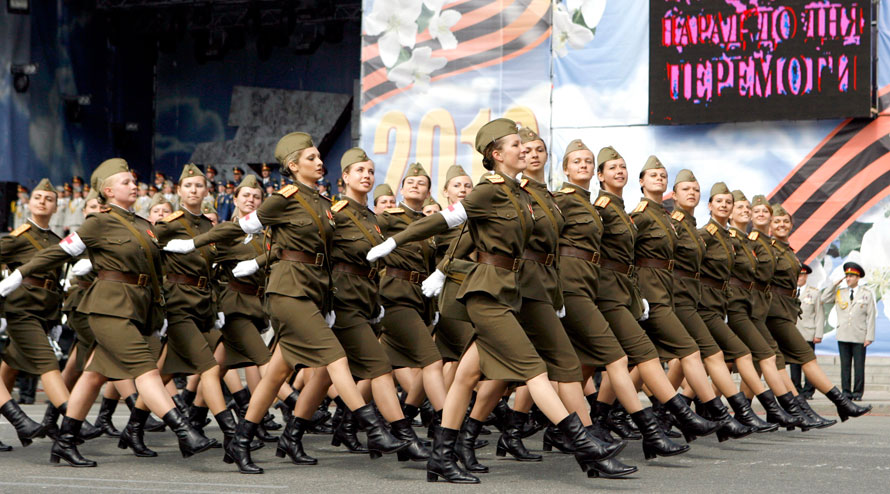 Парад приколов. 23 Февраля парад. Женщины военные в России на параде. Девушки на параде 9 мая. Праздничная Военная форма.