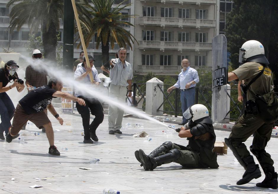 Фотография: В Греции снова массовые беспорядки №13 - BigPicture.ru