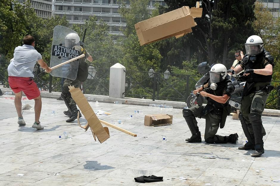 Фотография: В Греции снова массовые беспорядки №9 - BigPicture.ru