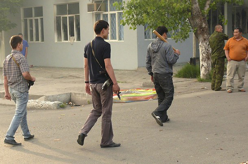 Фотография: Кровавые беспорядки в кыргызском Оше (Часть 1) №3 - BigPicture.ru