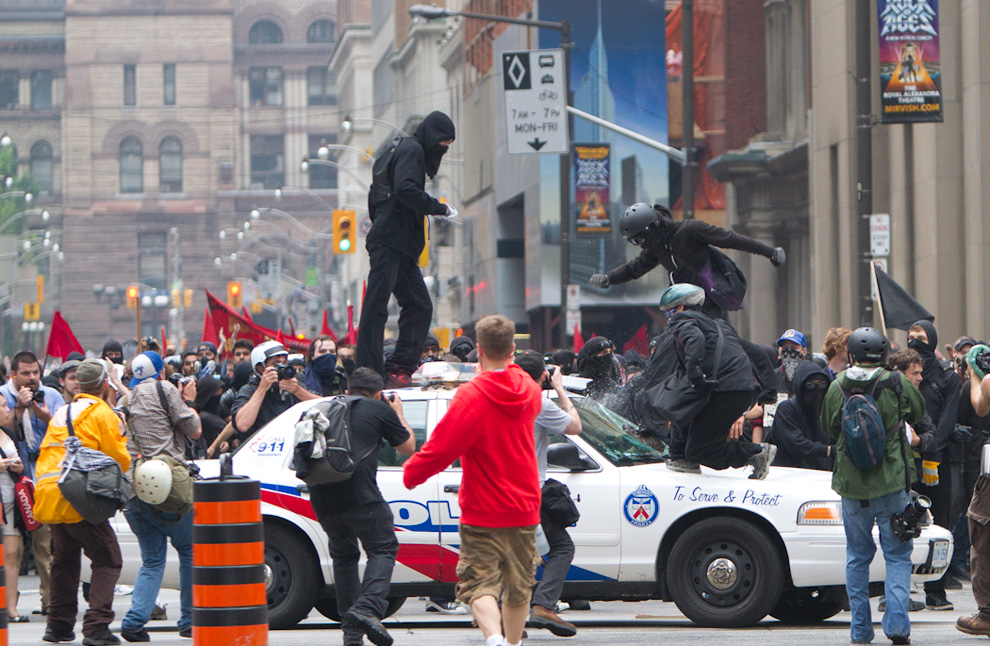 Фотография: Беспорядки во время саммита G20 в Торонто №25 - BigPicture.ru