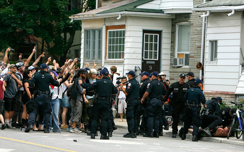 Фотография: Беспорядки во время саммита G20 в Торонто №39 - BigPicture.ru