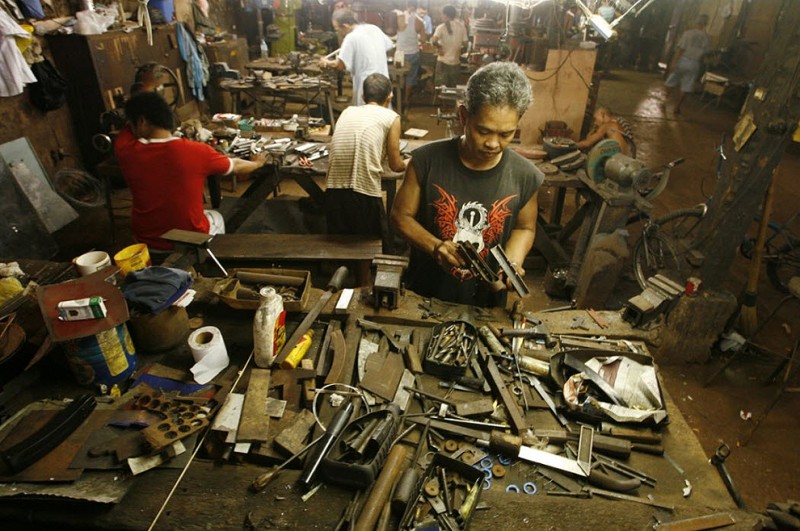Фотография: Кустарное производство оружия на Филиппинах №1 - BigPicture.ru