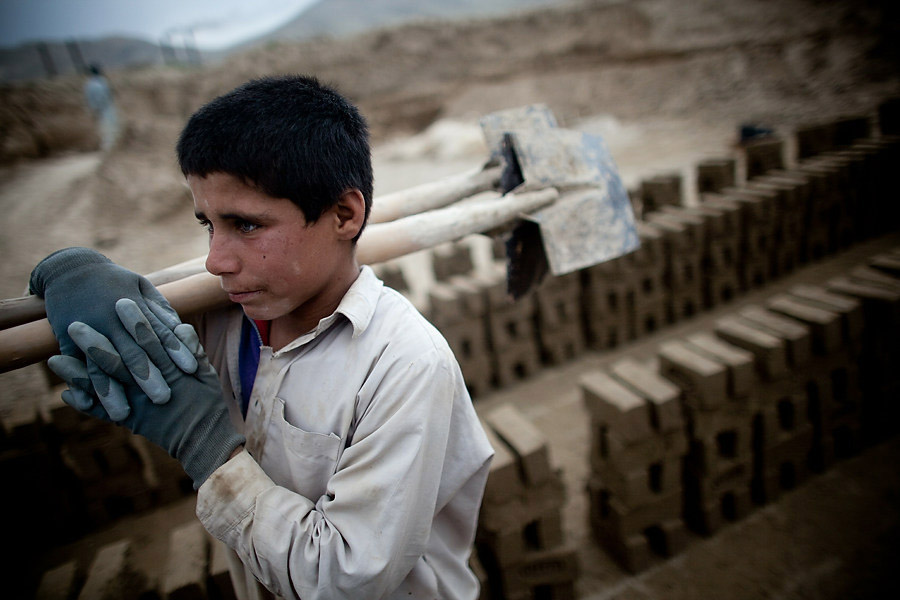 Фотография: Дети на афганском кирпичном заводе №8 - BigPicture.ru