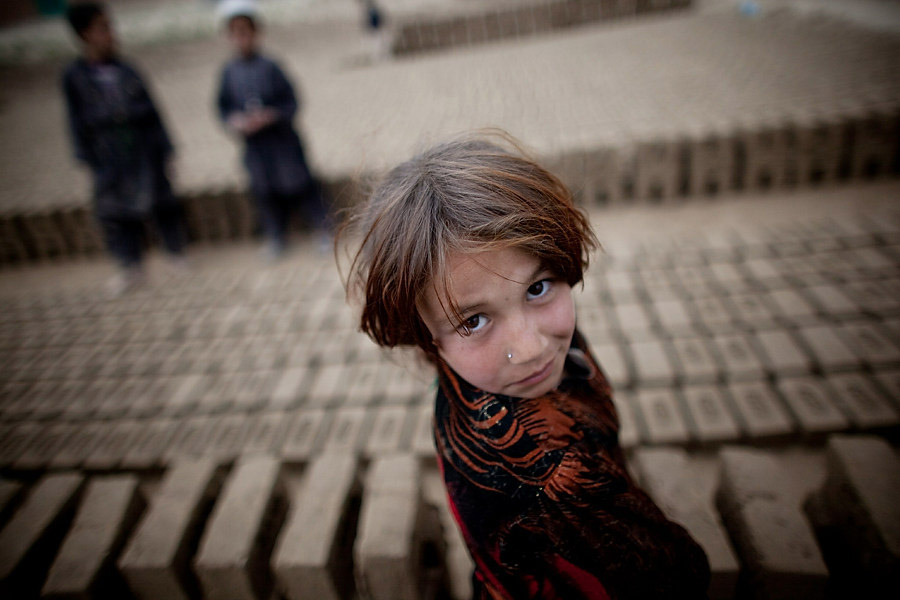 Фотография: Дети на афганском кирпичном заводе №18 - BigPicture.ru