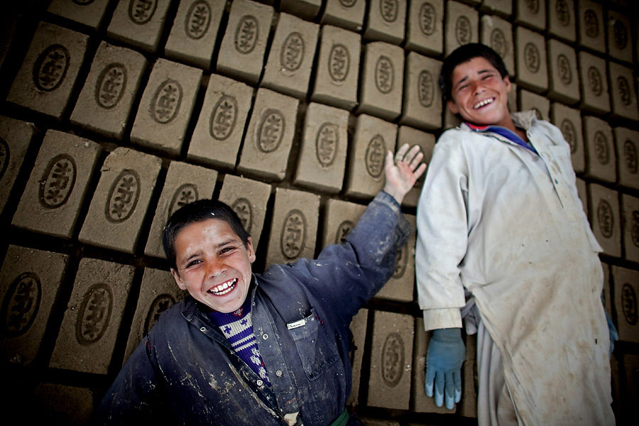 Фотография: Дети на афганском кирпичном заводе №6 - BigPicture.ru