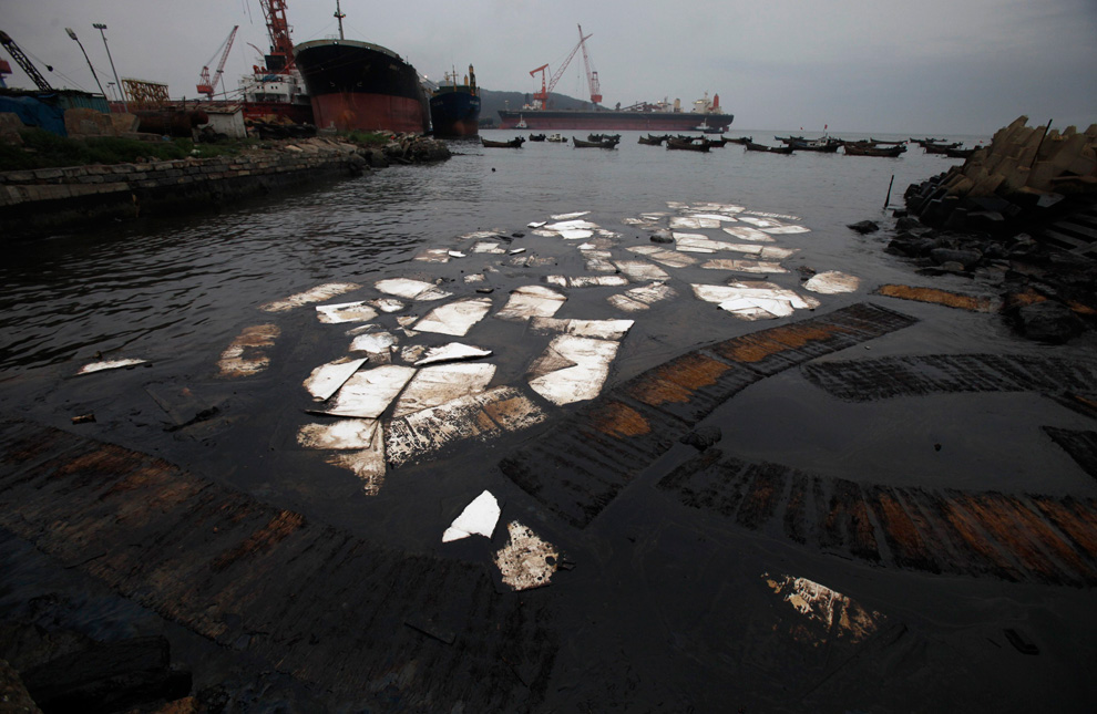 Фотография: Утечка нефти в Китае №18 - BigPicture.ru