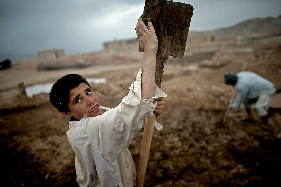 Фотография: Дети на афганском кирпичном заводе №16 - BigPicture.ru