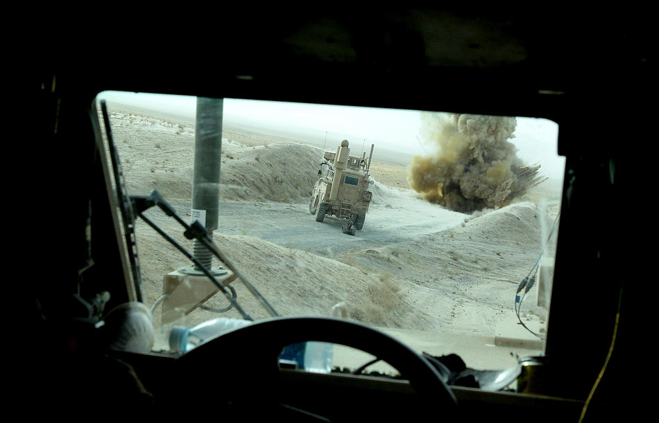 Фотография: Поиск самодельных взрывных устройств в Афганистане №2 - BigPicture.ru