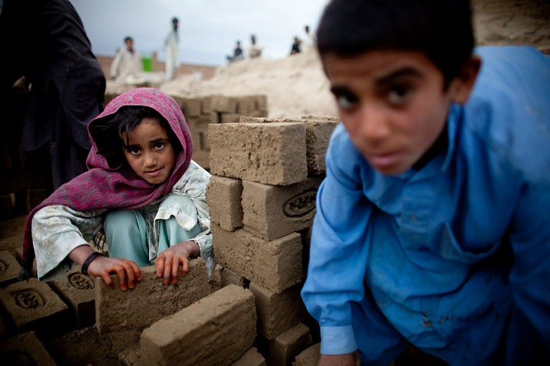 Дети на афганском кирпичном заводе