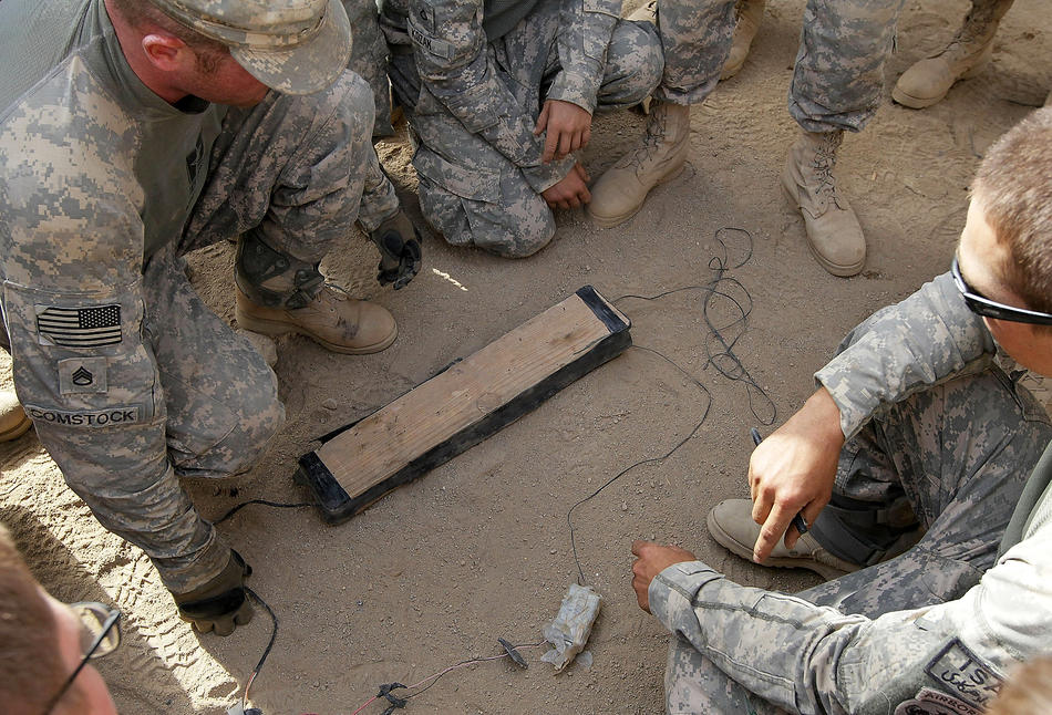 Фотография: Поиск самодельных взрывных устройств в Афганистане №33 - BigPicture.ru