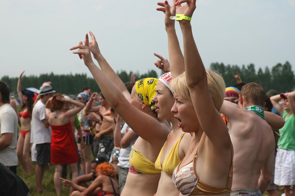 Телки поднимают майки и показывают сиськи на рок фестивале (122 фото)