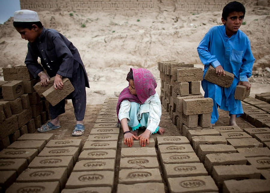 Фотография: Дети на афганском кирпичном заводе №11 - BigPicture.ru