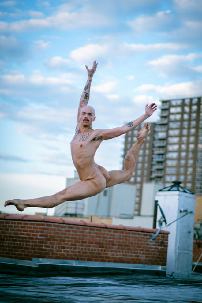 Фотография: Голая правда: 11 артистов рассказывают, почему согласились танцевать обнаженными на крышах Нью-Йорка №8 - BigPicture.ru
