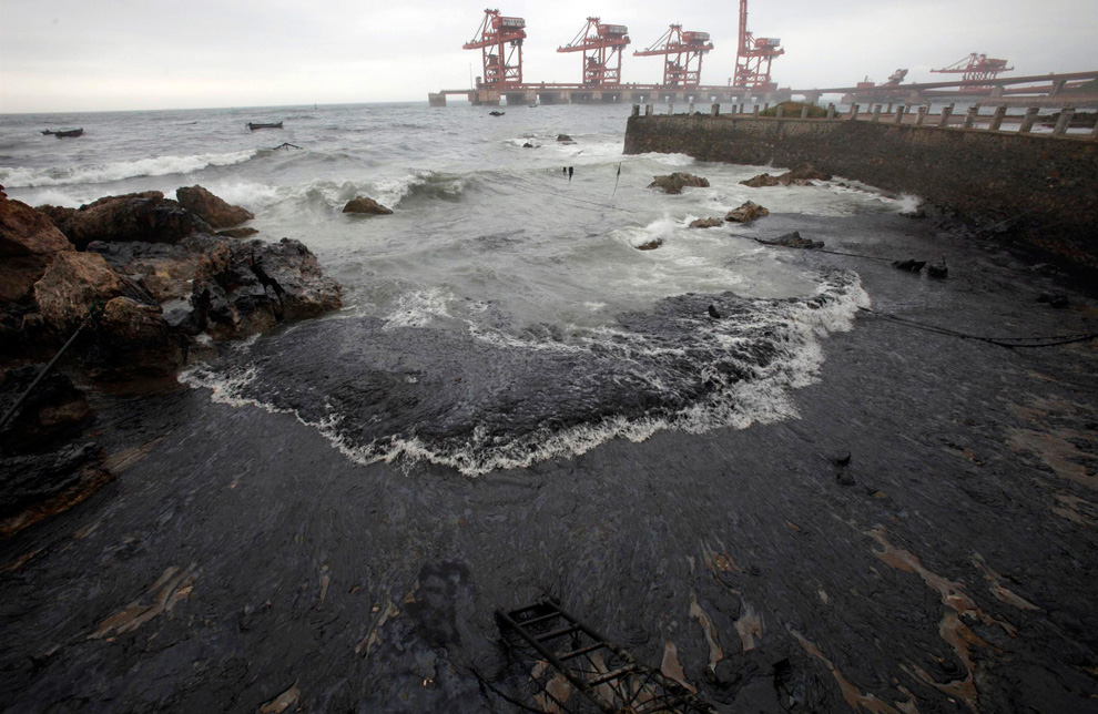 Фотография: Утечка нефти в Китае №10 - BigPicture.ru