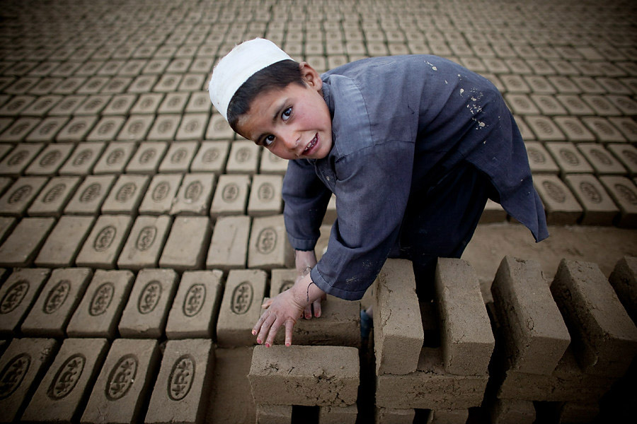 Фотография: Дети на афганском кирпичном заводе №10 - BigPicture.ru