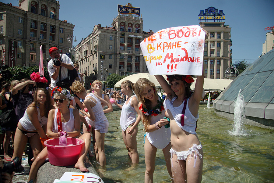 Фотография: FEMEN в киевском фонтане №4 - BigPicture.ru