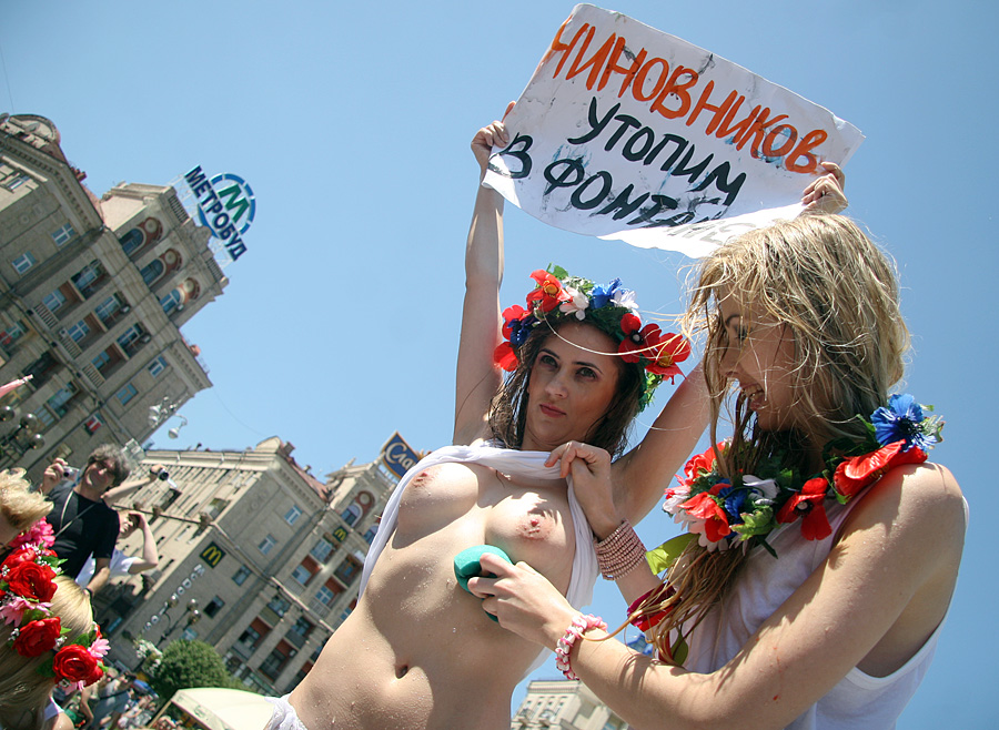 Фотография: FEMEN в киевском фонтане №5 - BigPicture.ru