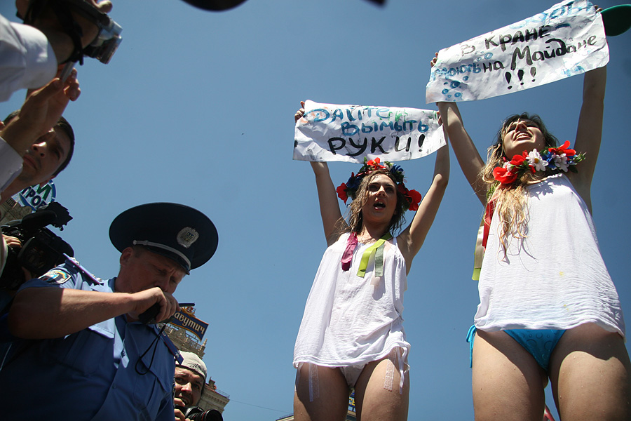 Фотография: FEMEN в киевском фонтане №7 - BigPicture.ru