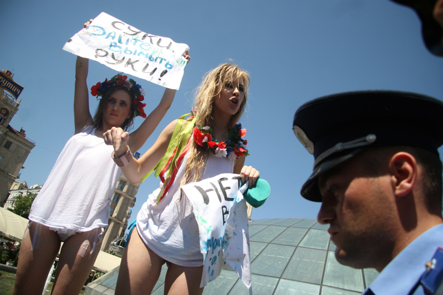 Фотография: FEMEN в киевском фонтане №8 - BigPicture.ru