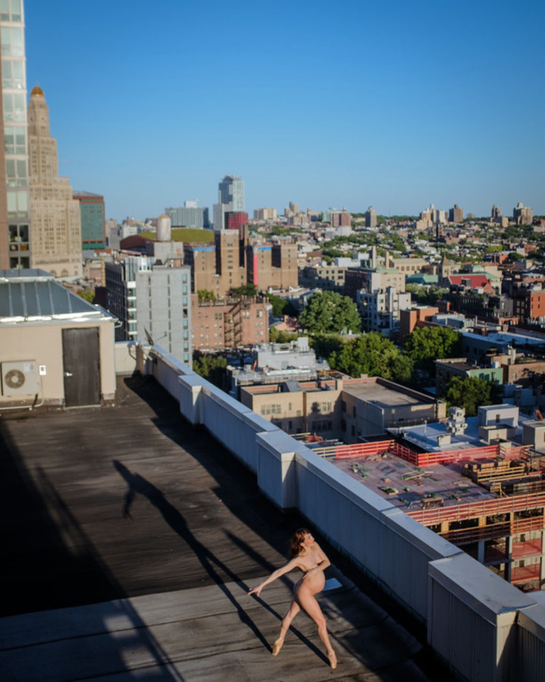 Фотография: Голая правда: 11 артистов рассказывают, почему согласились танцевать обнаженными на крышах Нью-Йорка №11 - BigPicture.ru