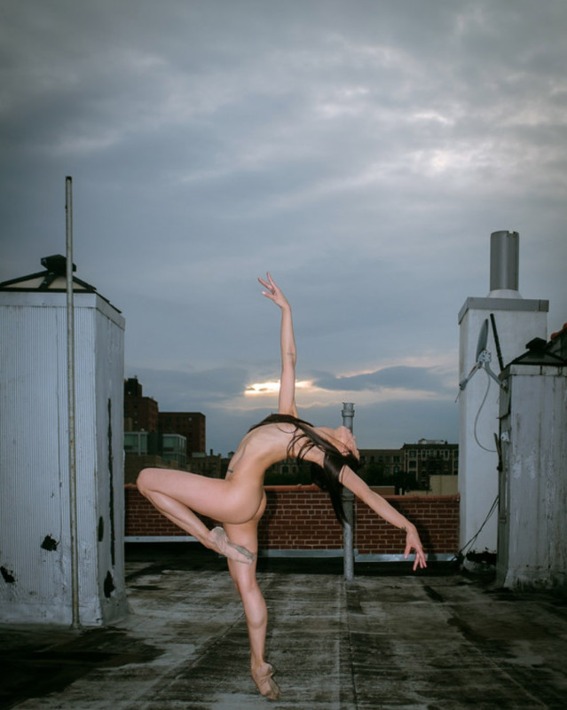 Фотография: Голая правда: 11 артистов рассказывают, почему согласились танцевать обнаженными на крышах Нью-Йорка №32 - BigPicture.ru