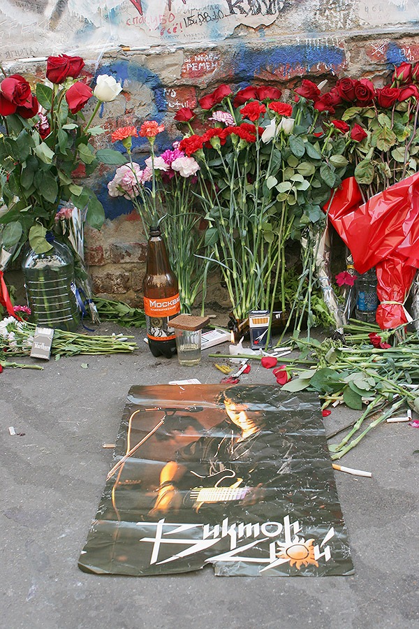 Фотография: 20 лет со дня смерти В. Цоя: День памяти в Москве №23 - BigPicture.ru