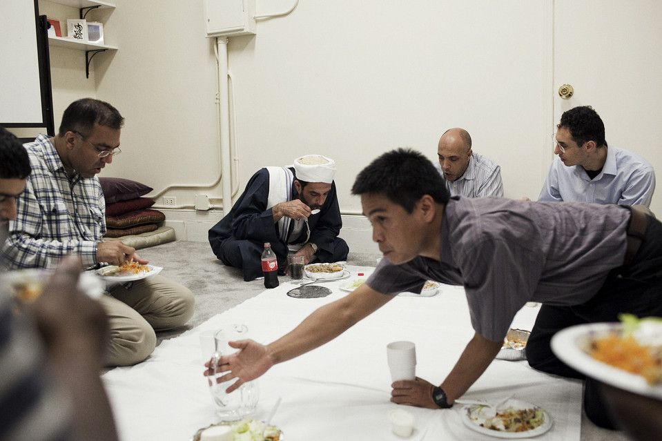 Фотография: Соблюдение Рамадана в Нью-Йорке №10 - BigPicture.ru
