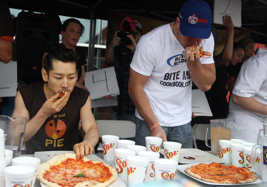 Фотография: Конкурс на скоростное поедание пиццы №1 - BigPicture.ru