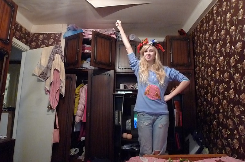Femen: «Гола, боса i у вiнку»