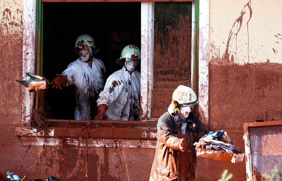 5 октября 2010. Пожар на химическом предприятии Sandoz, 1 ноября 1986 года. Катастрофа в Венгрии красный шлам. Катастрофа в Венгрии 2010. Швейцария Сандоз химическая авария.