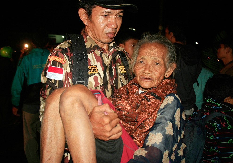 Фотография: Два стихийных бедствия в Индонезии №17 - BigPicture.ru