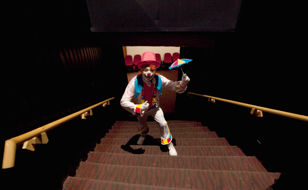 Клоуны 12. Клоун на лестнице. Клоун на лесенке. Клоуны на лестнице в цирке. Всемирный съезд клоунов.