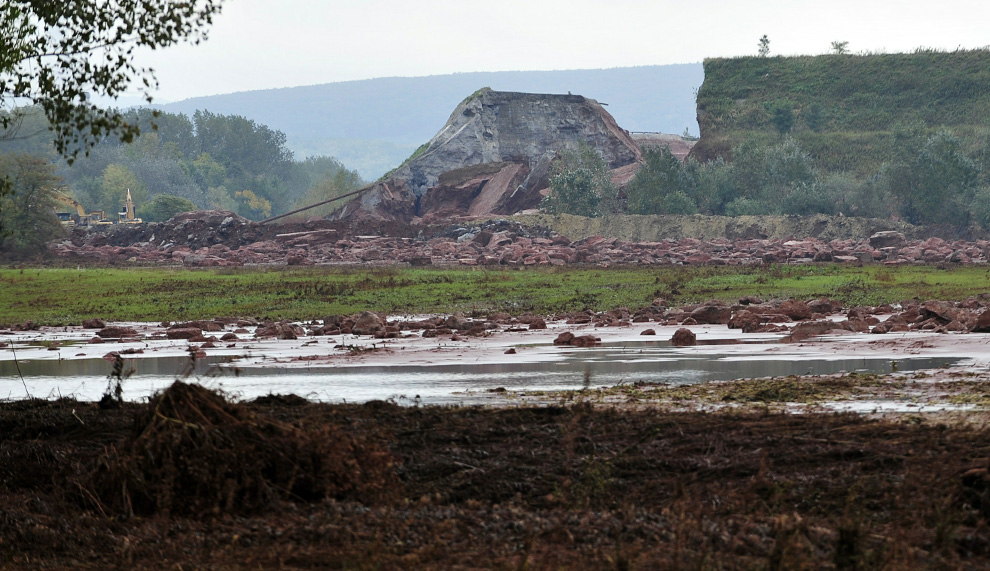 Фотография: Крупнейшая экологическая катастрофа в Венгрии (Часть 2) №15 - BigPicture.ru