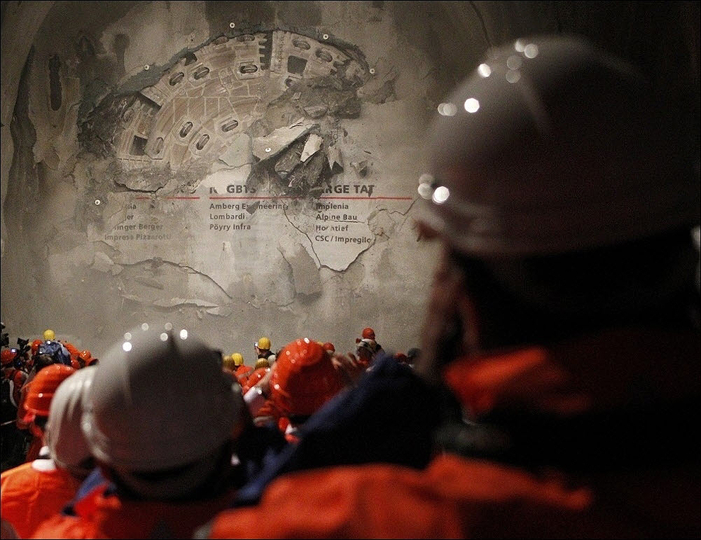Фотография: В Швейцарии построили длиннейший в мире туннель №16 - BigPicture.ru