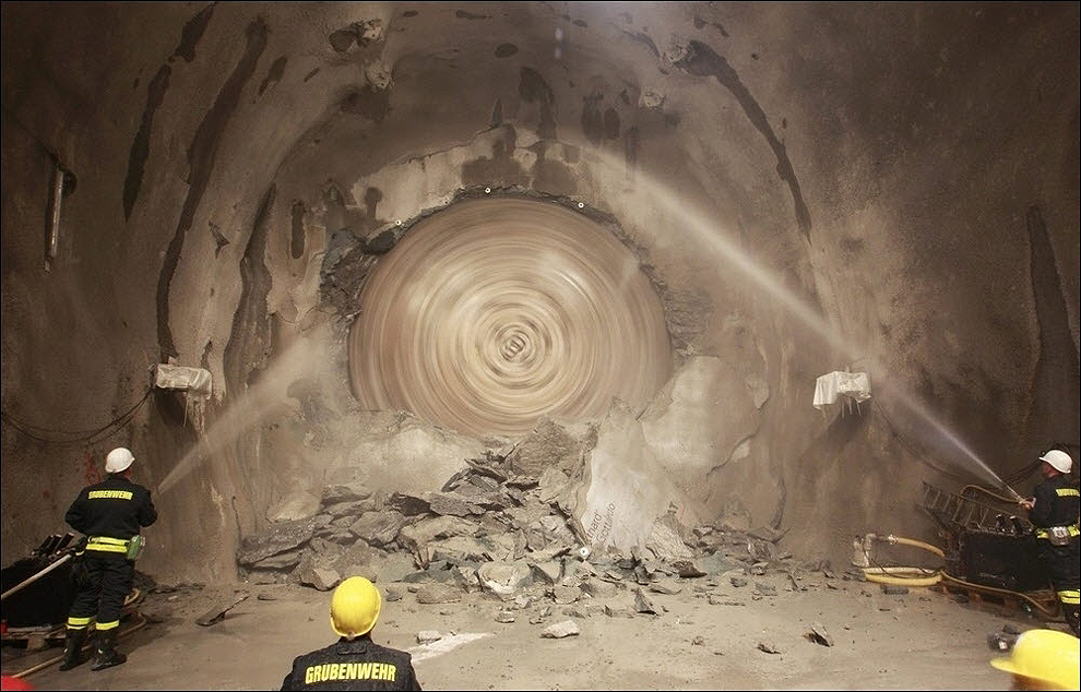 Фотография: В Швейцарии построили длиннейший в мире туннель №14 - BigPicture.ru