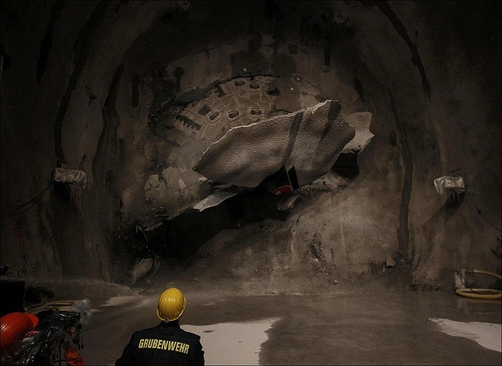 Фотография: В Швейцарии построили длиннейший в мире туннель №12 - BigPicture.ru