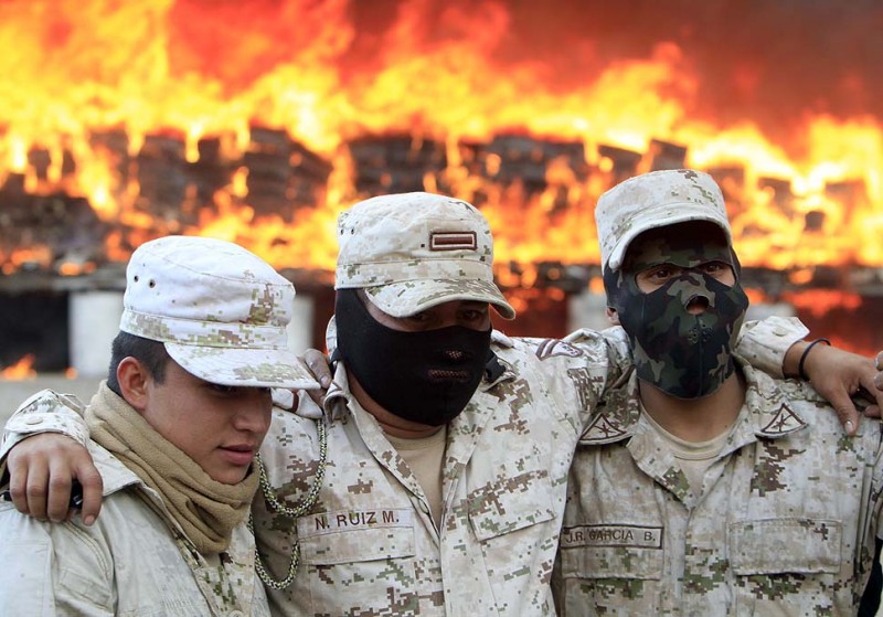 Фотография: Сожжение 134 тонн марихуаны в Тихуане №1 - BigPicture.ru