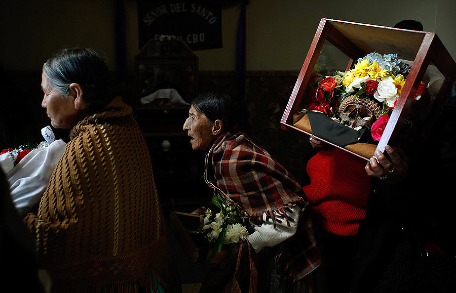 Фотография: Освящение черепов в Боливии №4 - BigPicture.ru