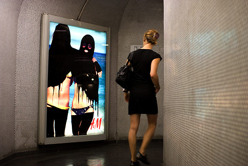 Фотография: Хиджабизация парижского метро №8 - BigPicture.ru